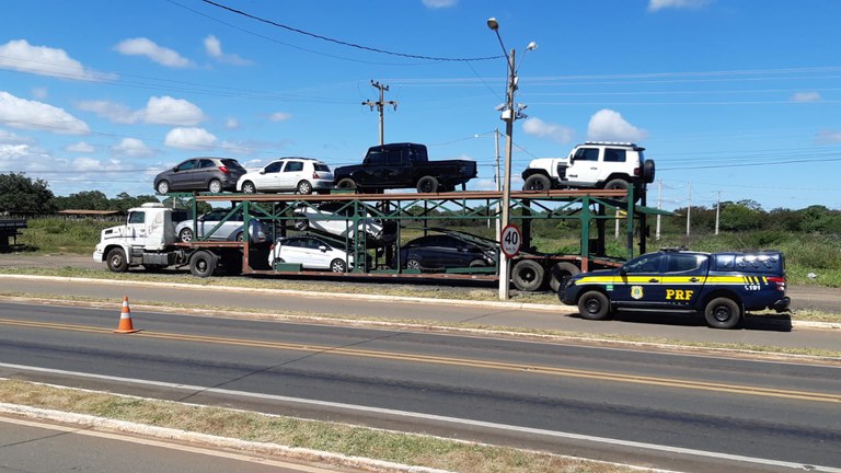 Motorista de caminhão cegonha é pego transportando veículo roubado em Picos