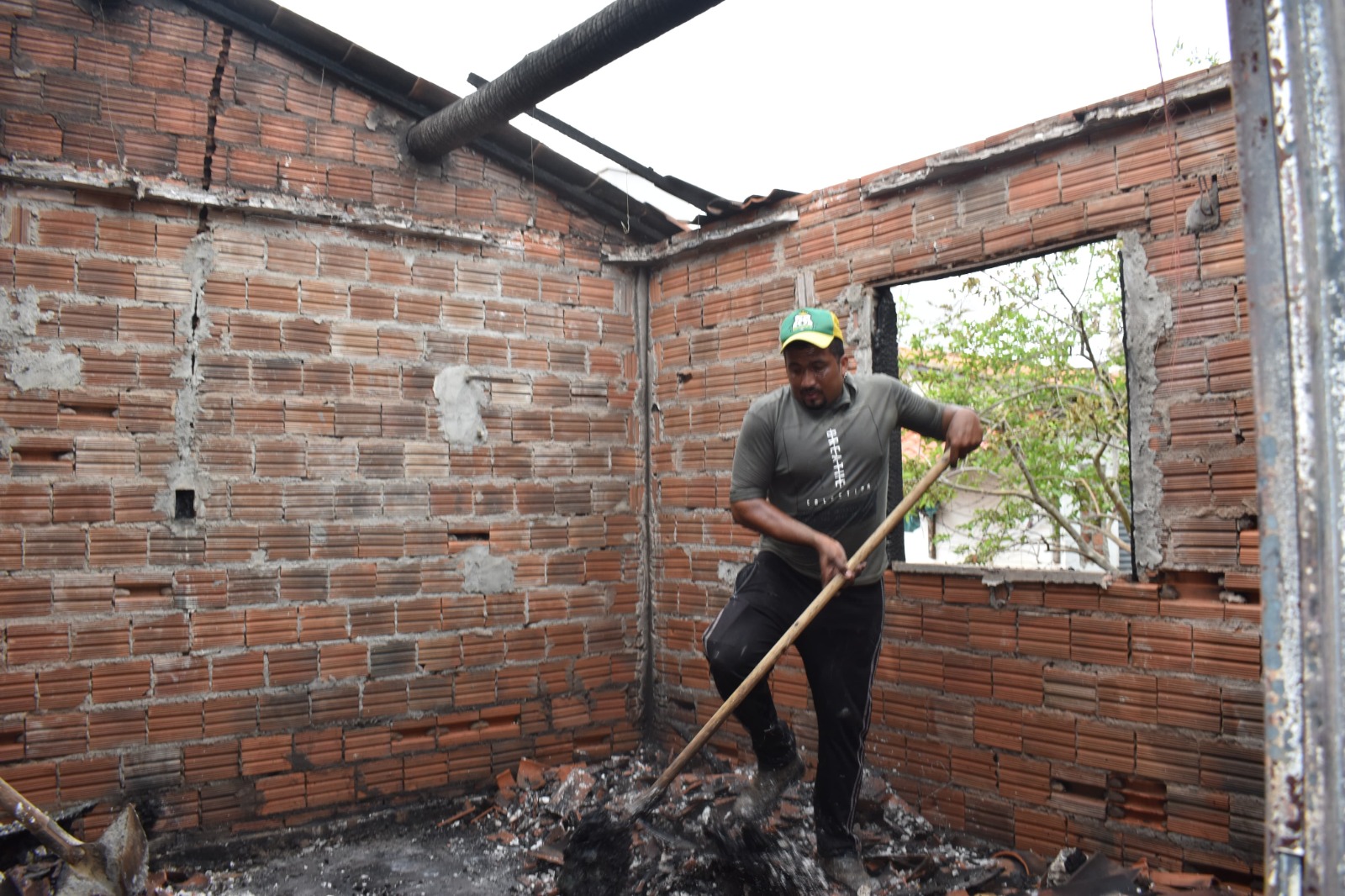 Prefeitura de Picos ajudará família a reconstruir residência que pegou fogo no bairro Morada Nova