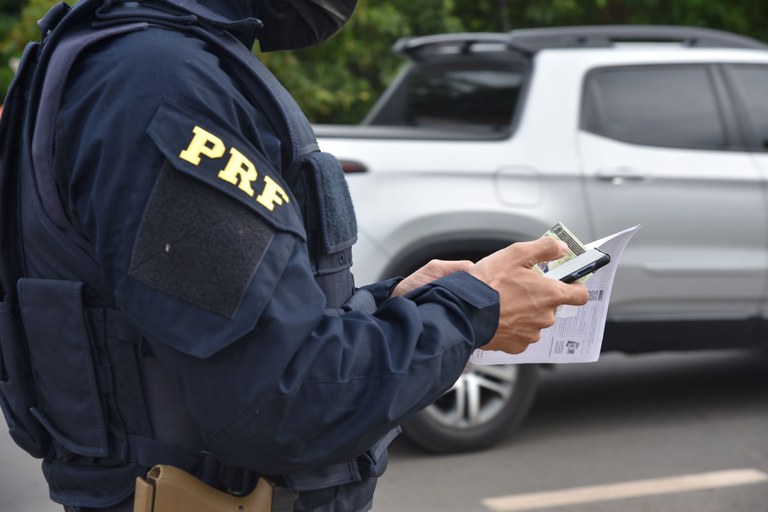 Motorista é detido pela PRF após apresentar documento falso em Picos