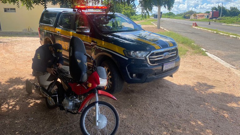Em Alegrete do Piauí, PRF recupera motocicleta com registro de Furto na cidade de Picos há 6 anos