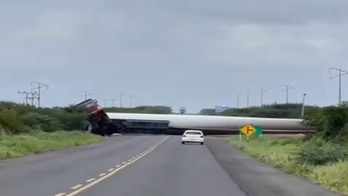 Carreta com hélice tomba no entroncamento das BRs 020 e 316 e interdita duas vias