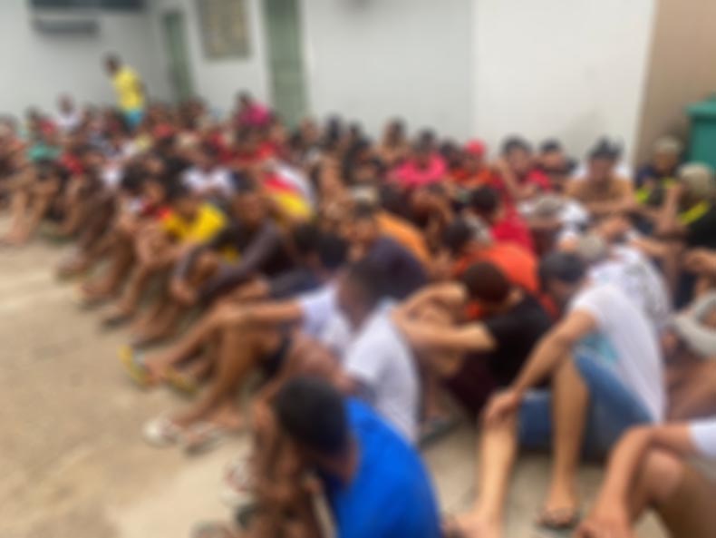 75 homens são conduzidas pela Polícia Militar para a Central de Flagrantes; veja vídeo