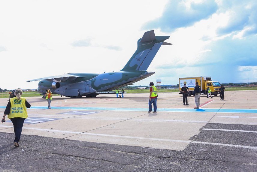 Avião da FAB com 61.160 doses da Coronavac desembarca em Teresina