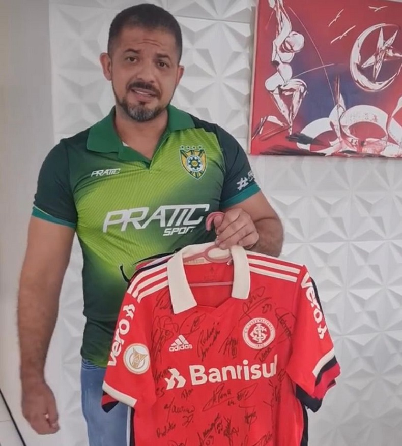 Picos faz bingo de camisas de craques do Flamengo para ajudar com custos de viagem