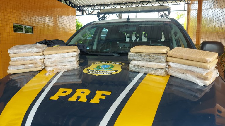 PRF apreende 11 kg de maconha após veículo ser recolhido por licenciamento atrasado