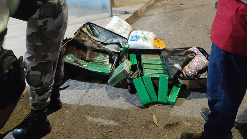 Mais de 40 tabletes de maconha são apreendidos dentro de mala em ônibus no Piauí; mulher é presa