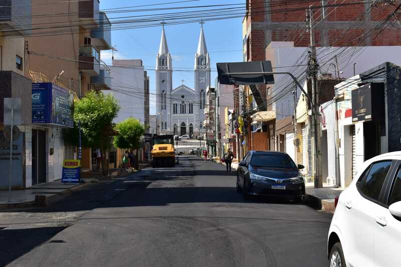 Obras de asfaltamento seguem avançando nas ruas de Picos