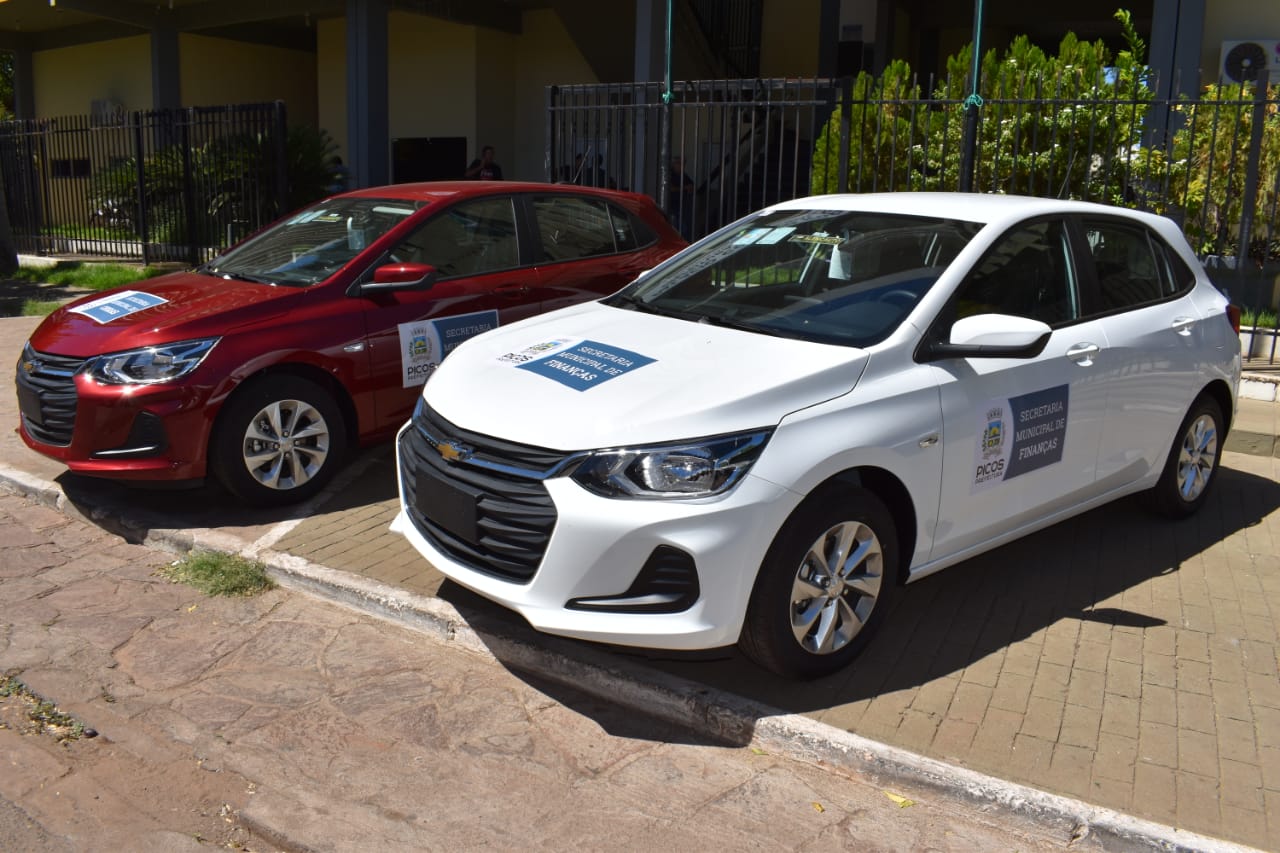 Prefeito Gil Paraibano faz entrega de dois carros novos para as Secretarias de Obras e Finanças