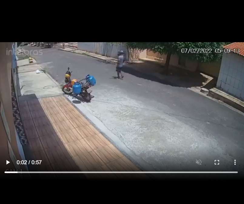 Câmera flagra homem furtando botijão de gás em plena luz do dia em Picos