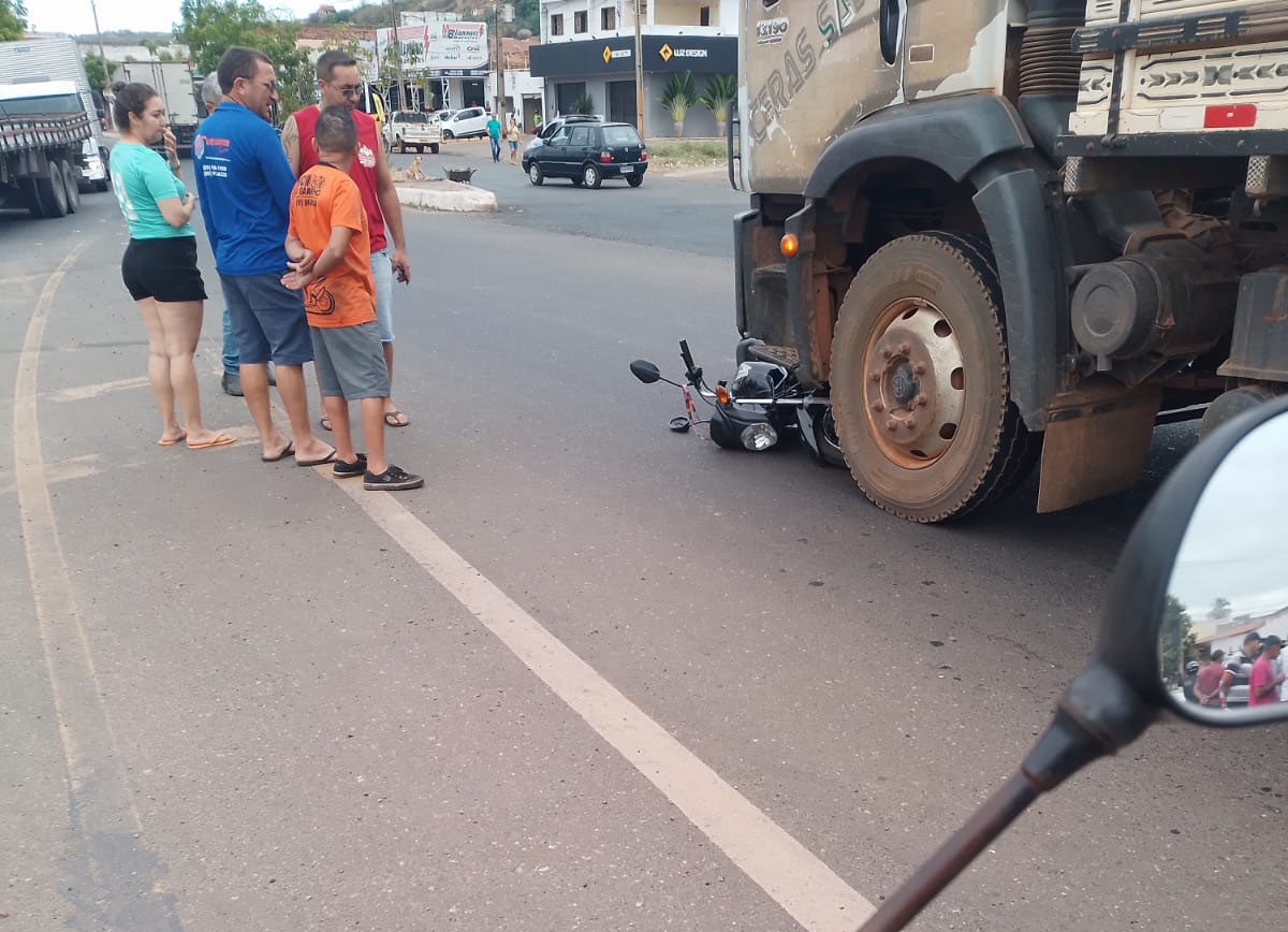 Motociclista fica ferido após colisão com caminhão em Picos