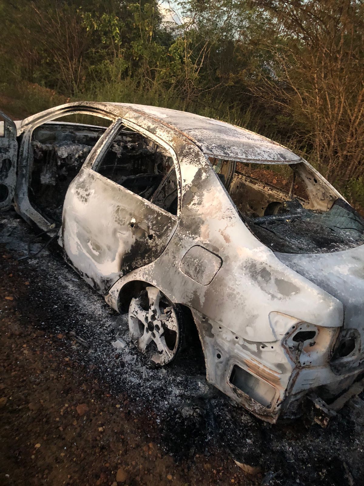 Veículo roubado após sequestro é encontrado carbonizado em Sussuapara