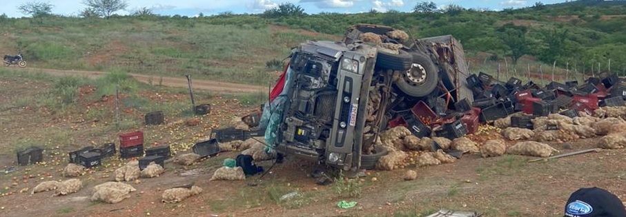 Caminhão carregado com legumes capota na BR-407 e motorista morre
