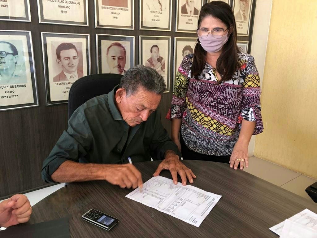Prefeito Gil Paraibano assina reajuste de 33,24% no piso salarial dos professores do município de Picos