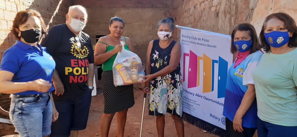 Rotary Club de Picos entrega cestas básicas para catadores de lixo no município