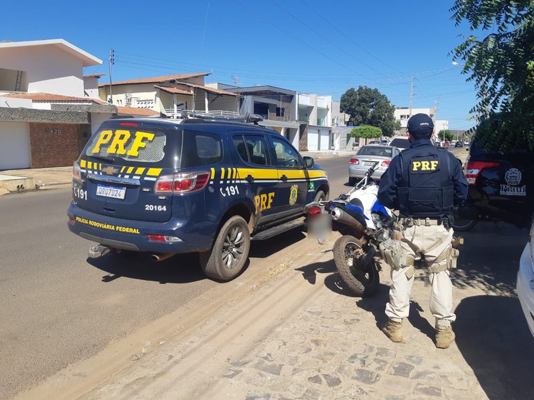 Jovem acusado de Receptação e uso de documento falso é preso pela PRF com motocicleta clonada em Picos