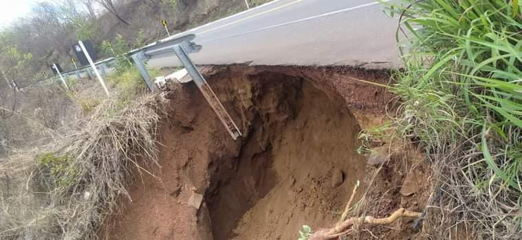 Acostamento da BR-316 é interditado após cratera se abrir às margens da via em Picos