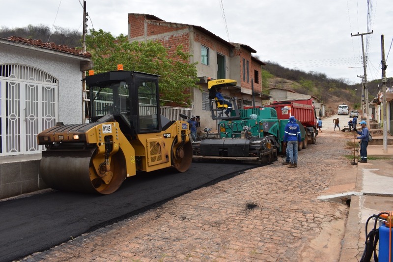 Prefeitura de Picos segue avançando com as obras de aplicação asfáltica