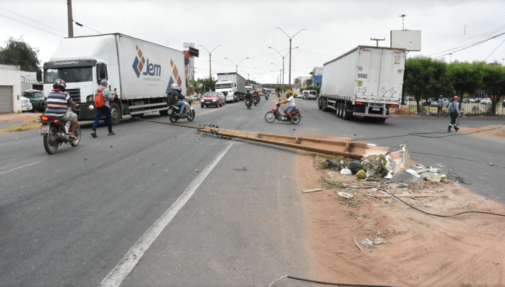 Queda de poste provoca congestionamento na BR-316 em Picos