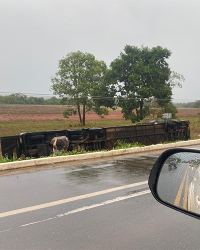 Motorista dorme ao volante e ônibus clandestino tomba na BR-135; 28 pessoas ficaram feridas