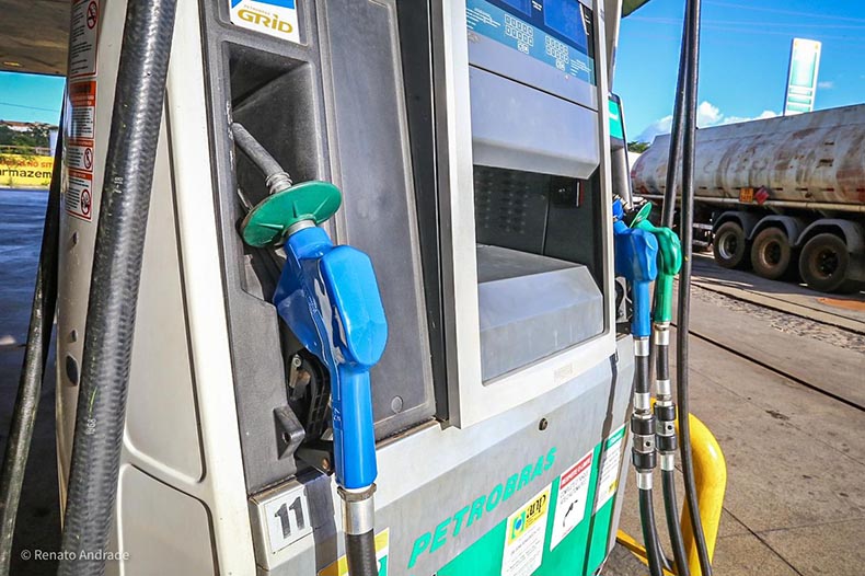 Petrobras anuncia redução de 7% no preço do litro da gasolina nas refinarias