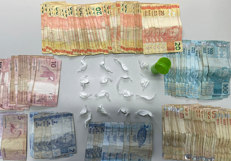 Motorista é preso com cocaína e mais de R$ 4 mil em dinheiro