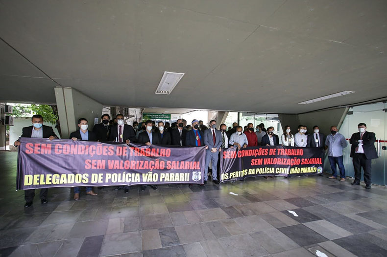 Delegados e peritos da Polícia Civil protestam por melhores condições salariais e de trabalho