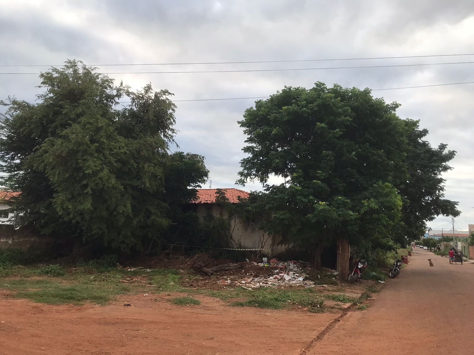 Populares encontram corpo em estado de decomposição em terreno baldio no bairro Junco