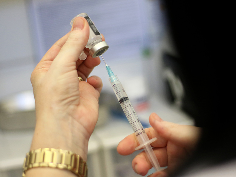 Vacina falsa contra covid-19 é vendida em Niterói, alerta Anvisa