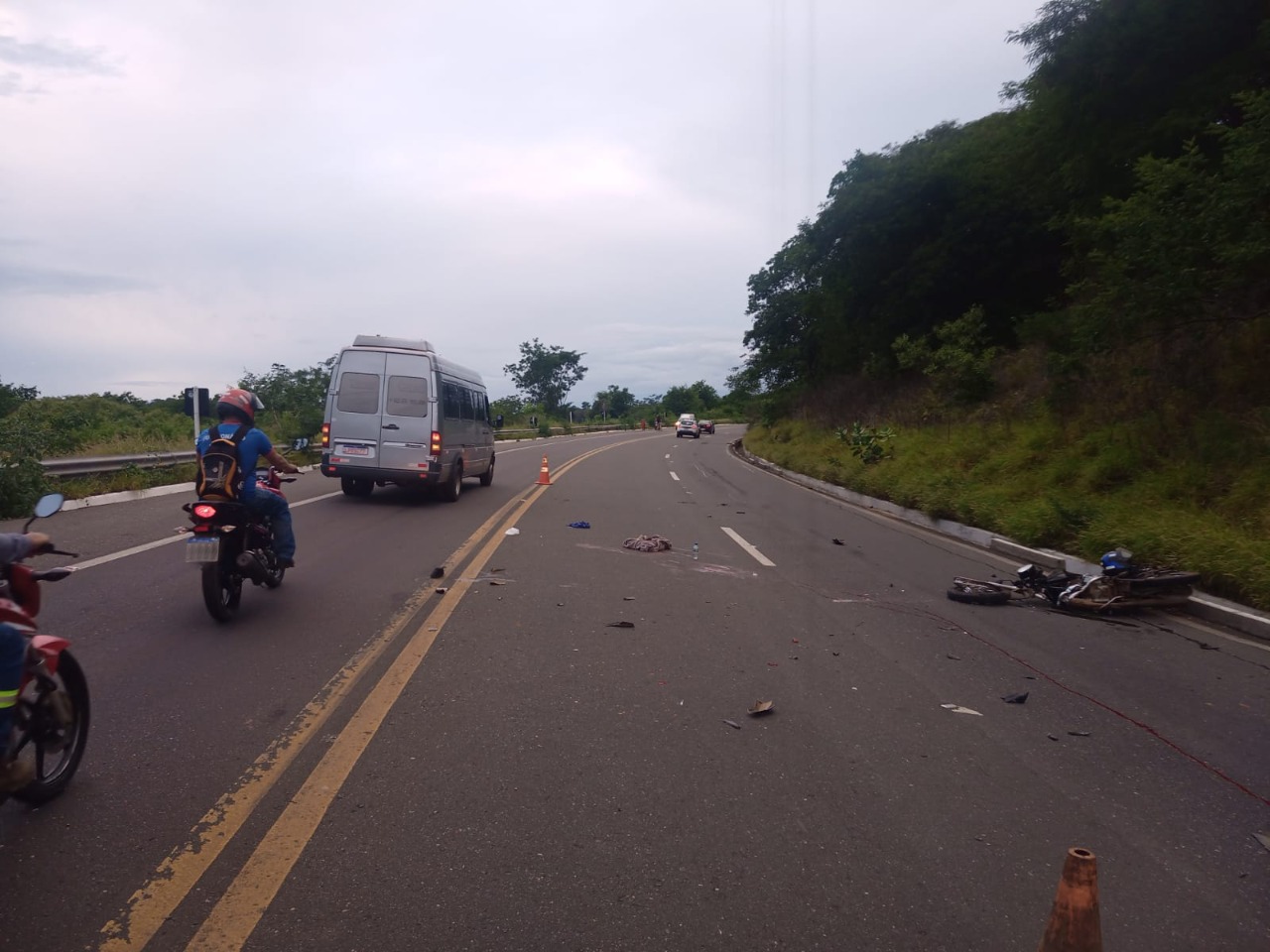 Motociclista fica gravemente ferido após colidir contra carreta em Picos 