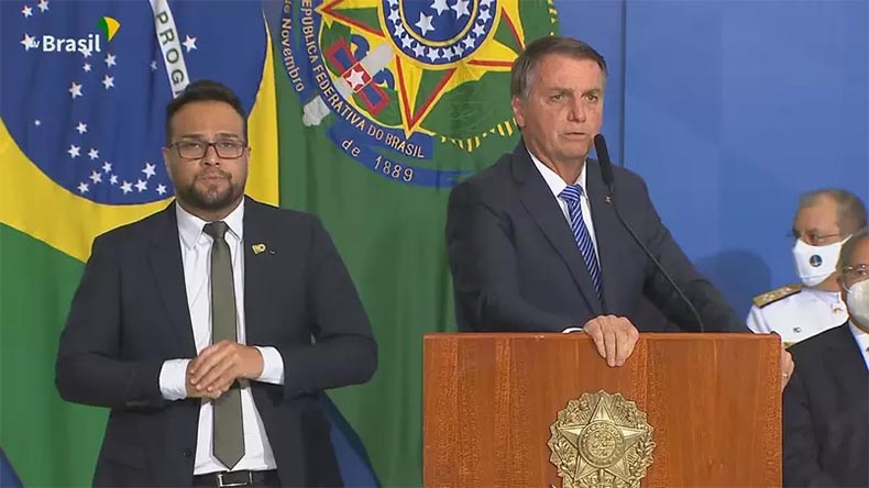 Em posse de Ciro, Bolsonaro anuncia reajuste de mais de 50% no Bolsa Família