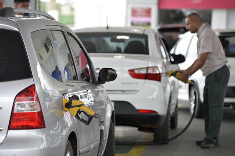 Preço da gasolina cai 1,4% e volta a ficar abaixo de R$ 5