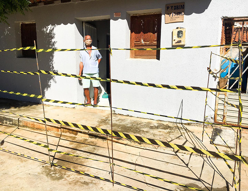 Idoso no Piauí faz cartaz e isola calçada de casa por medo do coronavírus
