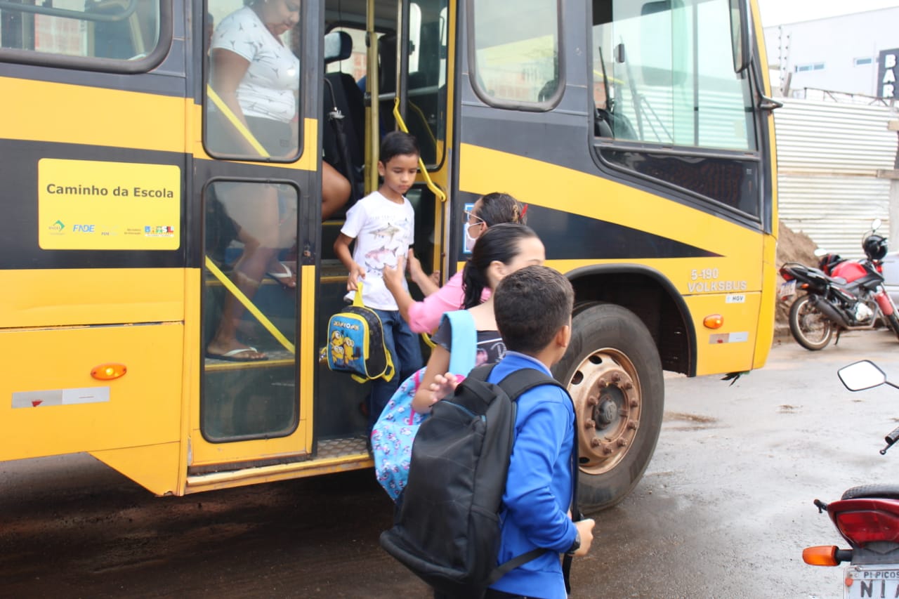 Aulas da Rede Municipal de Ensino iniciam e Prefeitura de Picos garante transporte escolar de qualidade aos alunos