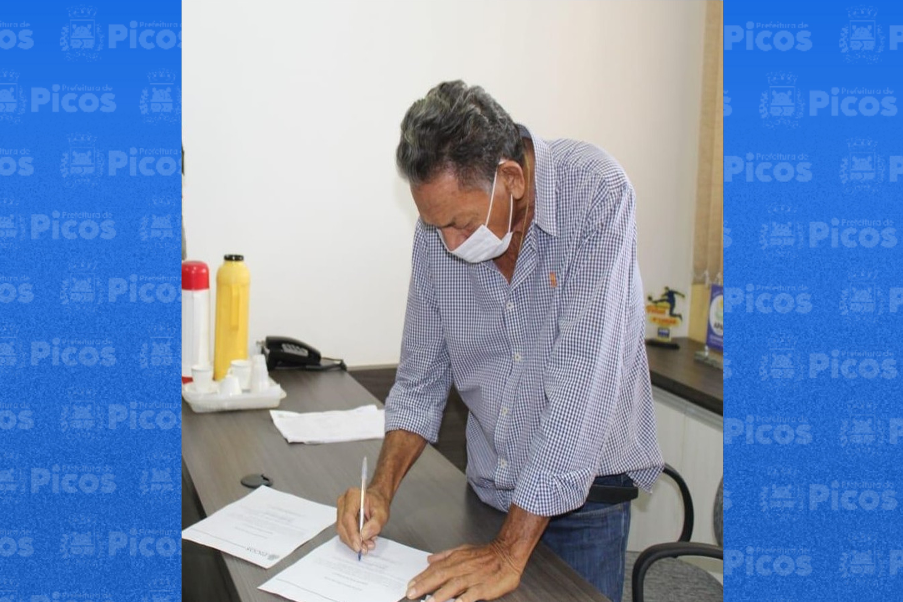 Prefeito Gil Paraibano aplica piso constitucional dos Agentes Comunitários de Saúde e Agentes de Endemias