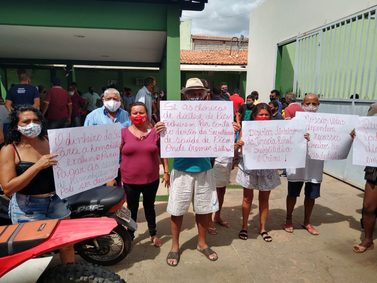 Pelo segundo dia consecutivo, pacientes protestam contra atraso no repasse de verba para hemodiálise em Picos