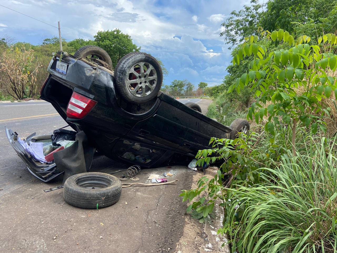 Motorista perde o controle da direção e capota veículo na BR 316, em Picos