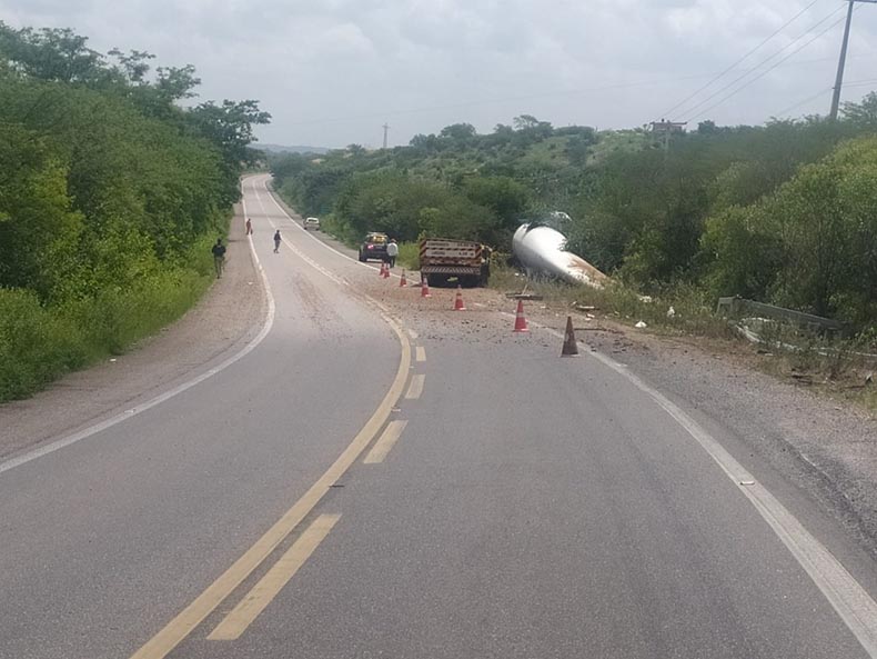 Carreta tomba e pá eólica cai às margens da BR-407 próximo a Patos do Piauí