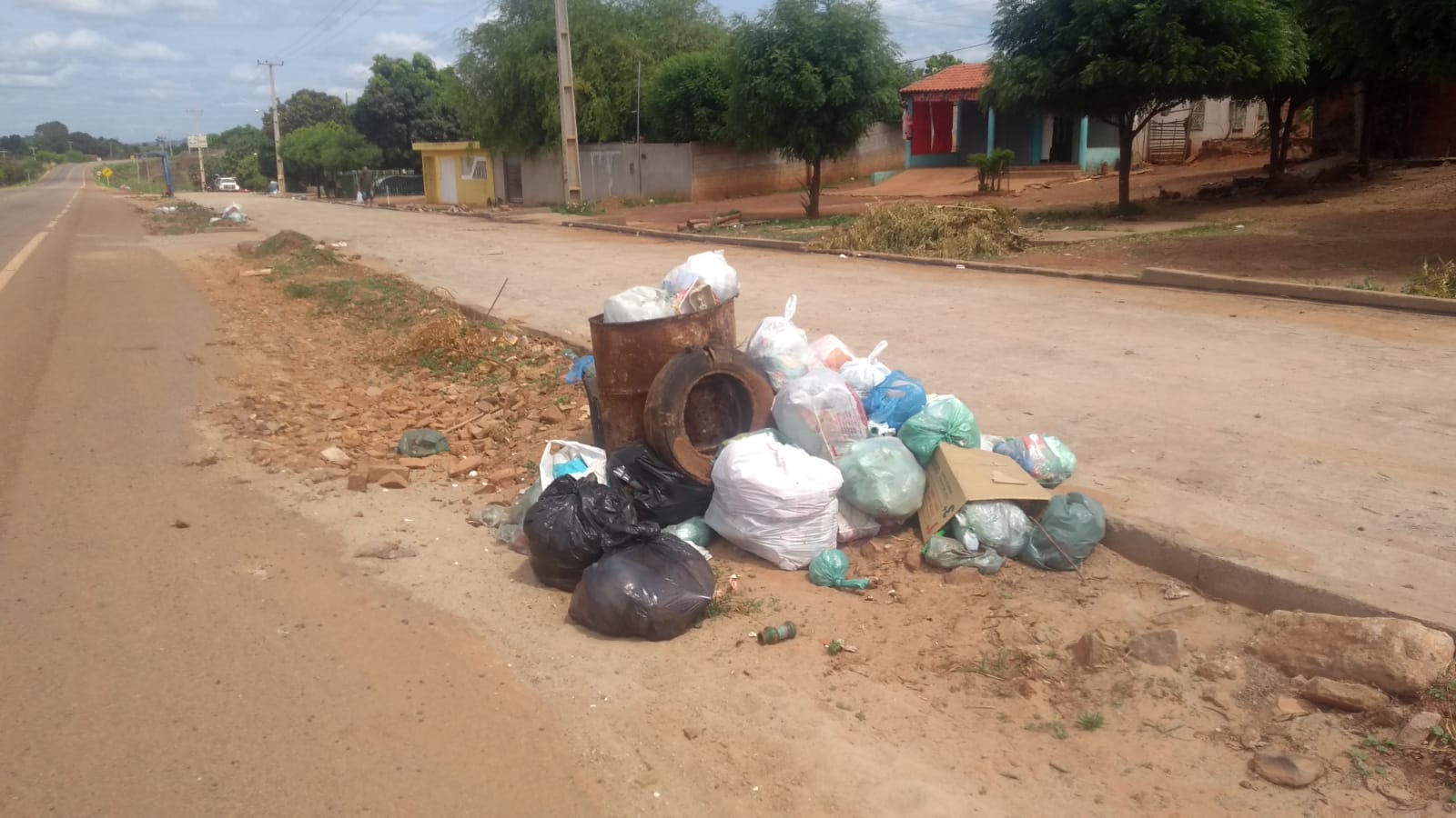 Moradores reclamam de irregularidade na coleta de lixo no bairro Samambaia