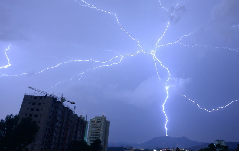 Saiba como se proteger de raios durante tempestades