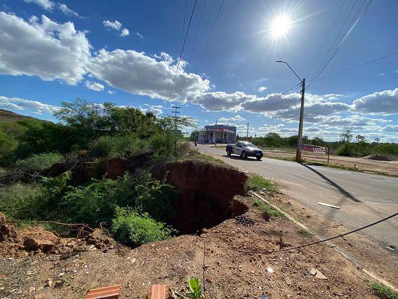 Após fortes chuvas, cratera se abre em rodovia que liga Picos à Torrões
