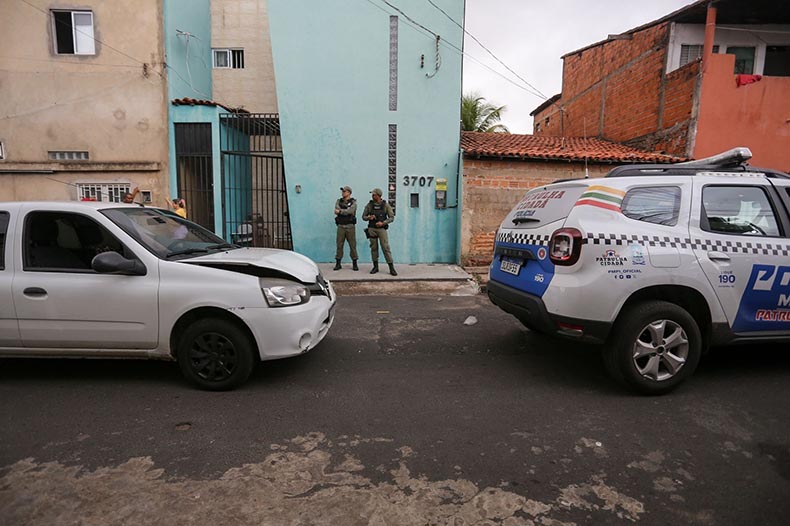 Viatura da polícia bate no carro da vítima durante perseguição a assaltantes no Piauí