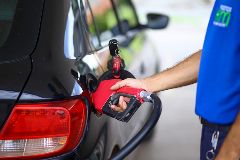 Preço médio da gasolina cai 0,8% nos postos na semana