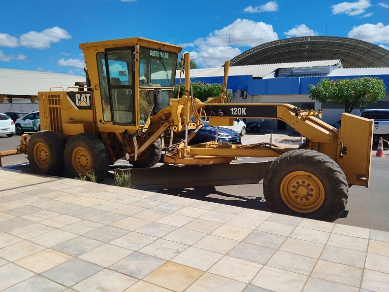 Máquina motoniveladora furtada em Bocaina é localizada em bairro de Picos