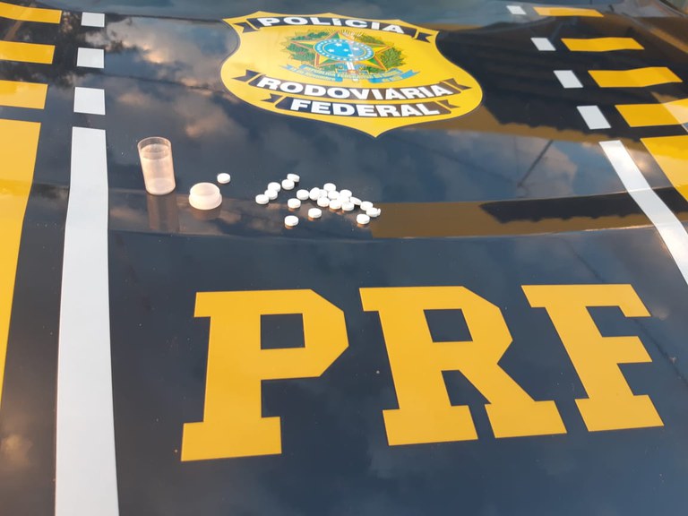 Em Picos, PRF autua caminhoneiro por estar portando anfetaminas para consumo na BR-316