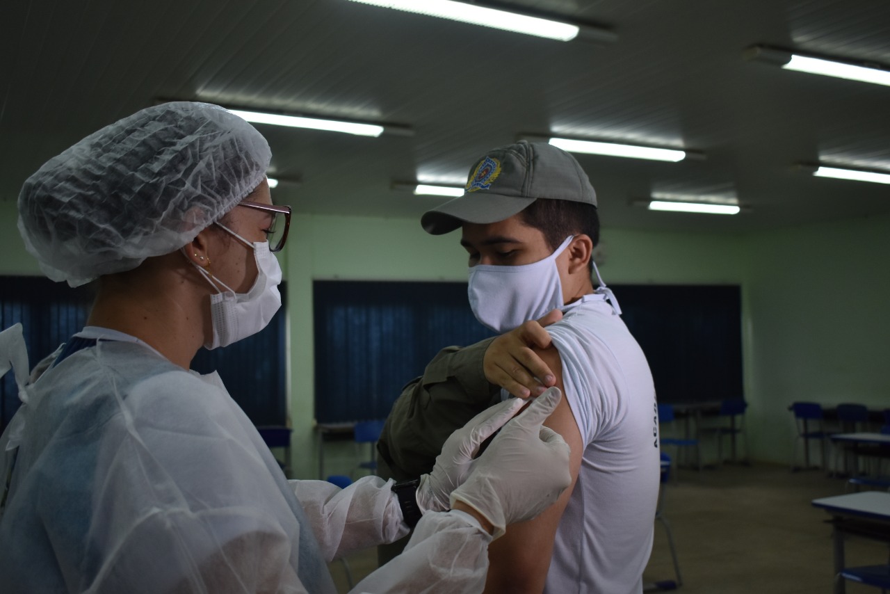 Policiais começam a receber a vacina contra Covid-19 em Picos