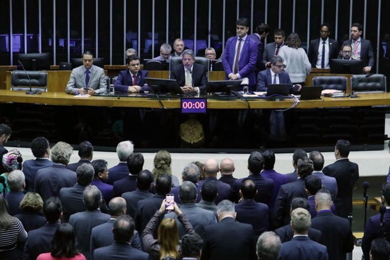 Câmara dos Deputados aprova intervenção federal na segurança do DF e aguarda Senado