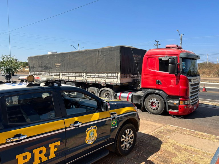 Após denúncia, PRF intercepta caminhoneiro realizando manobras perigosas em Picos