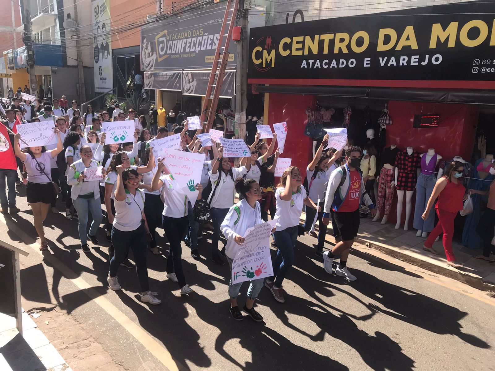Em Picos, alunos realizam manifestação contra cortes no orçamento das instituições federais