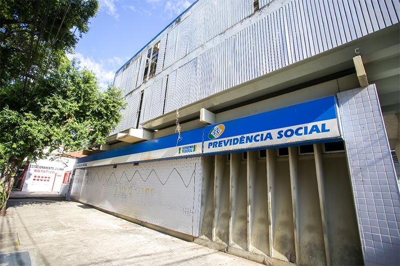 Golpistas usam assistente virtual do INSS para conseguir dados de beneficiários