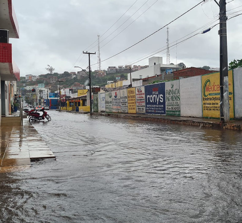 Chuva causa vários pontos de alagamentos em Picos